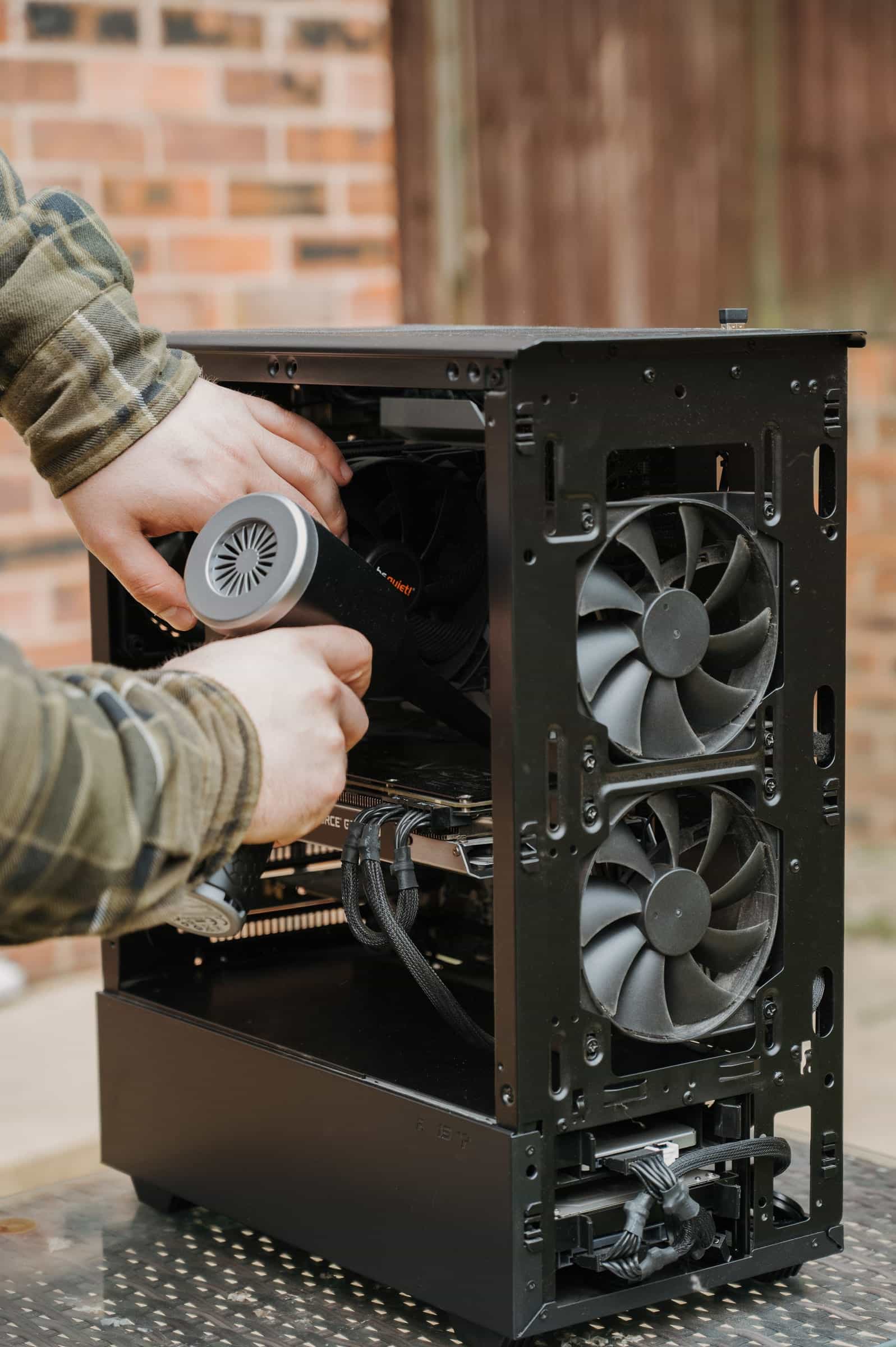 Técnico realizando mantención de PC — Servicios TECKWARE