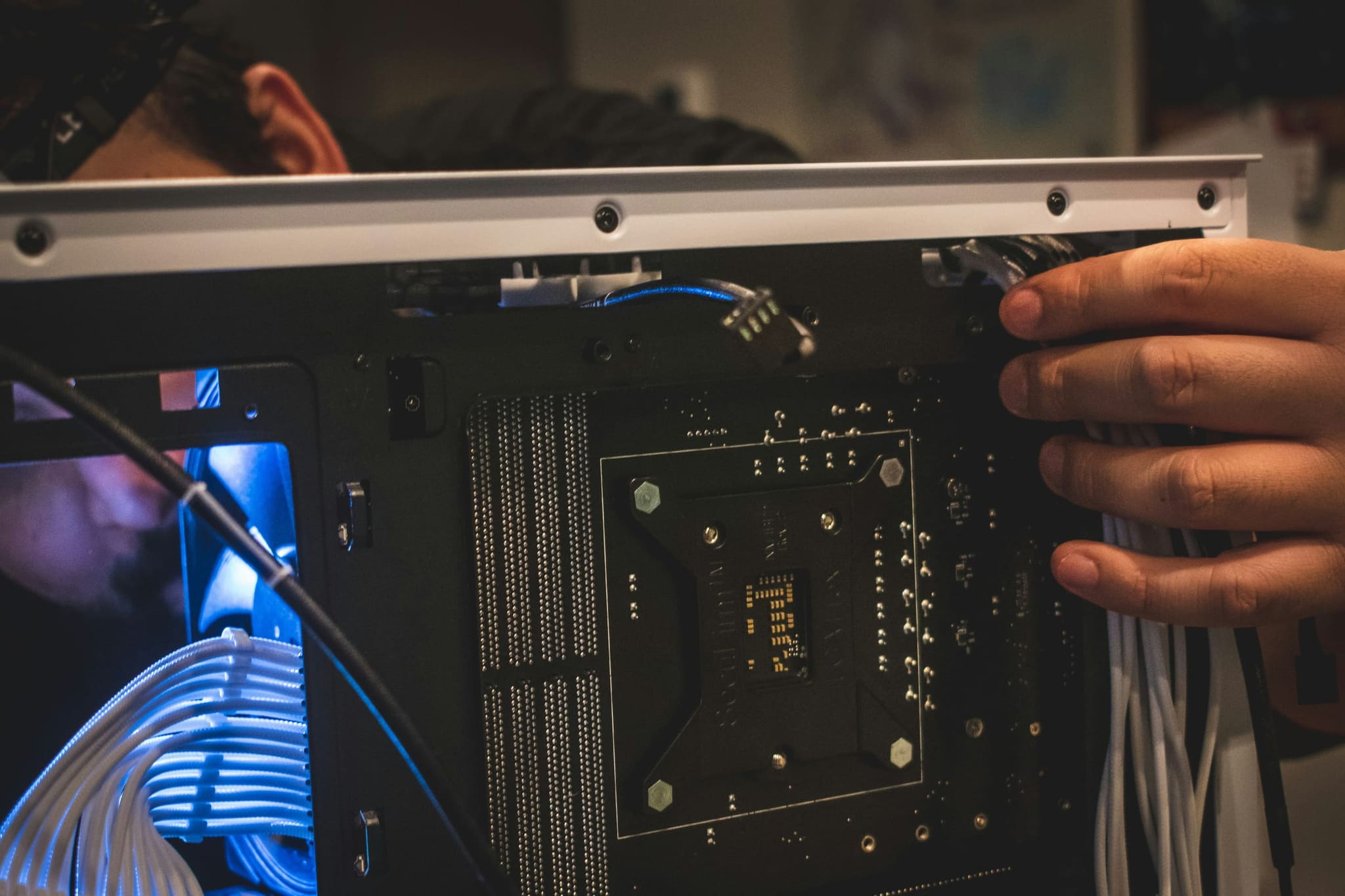 Técnico ensamblando PC Gamer con water cooling — TECKWARE