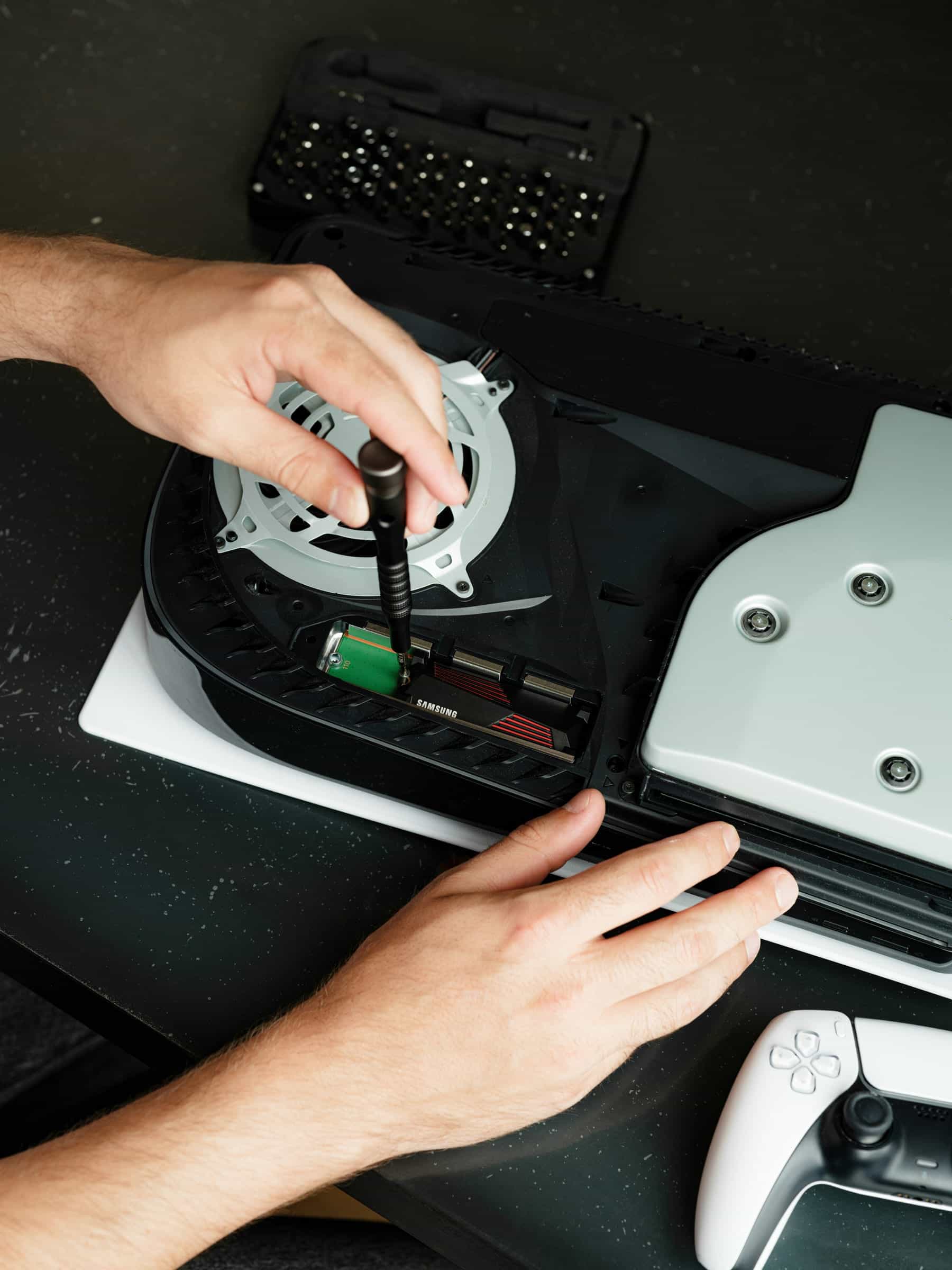 PlayStation 5 abierta durante el cambio de metal líquido en La Serena